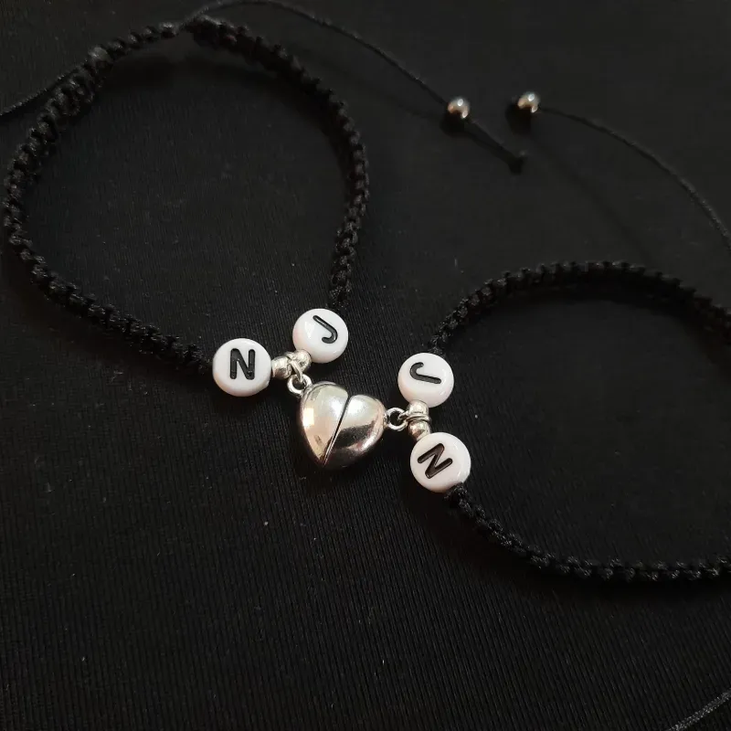 Pulsera tejida con corazon magneticp