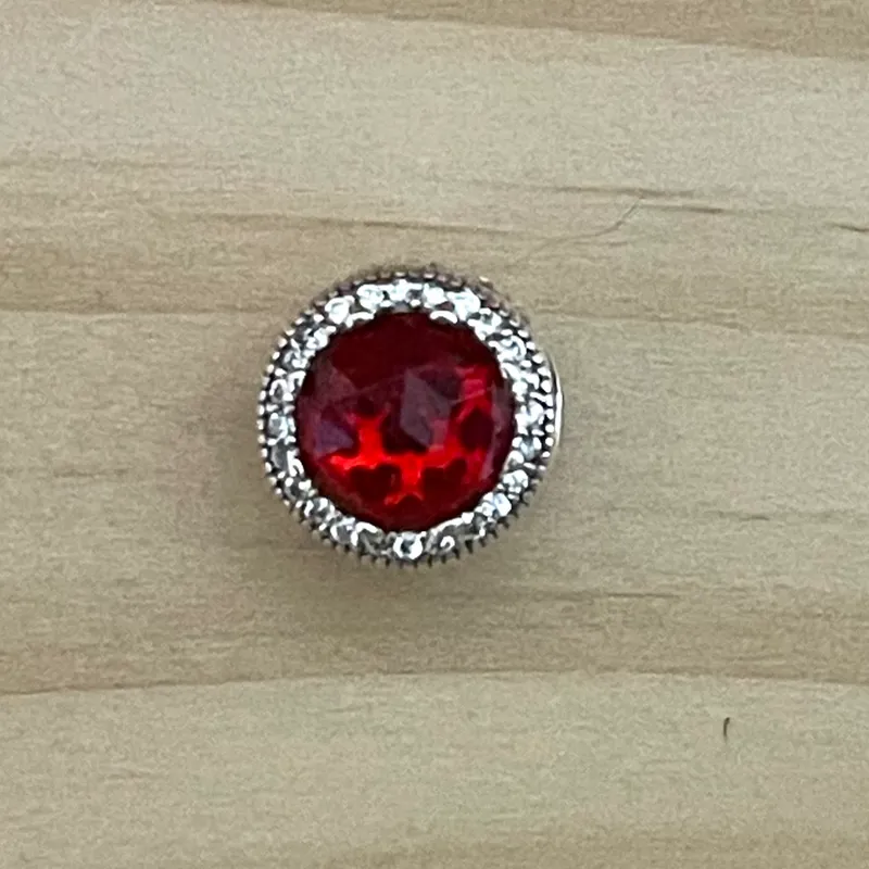 Charm de piedra roja