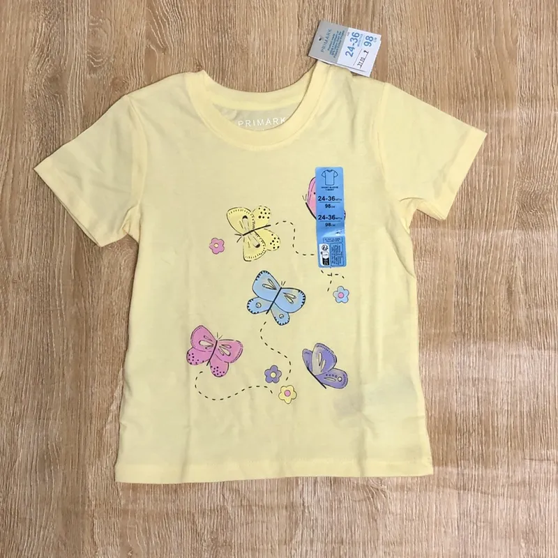 Pulóver amarillo con mariposas