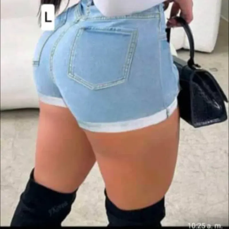 Short claro con dobladillo