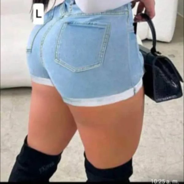 Short claro con dobladillo