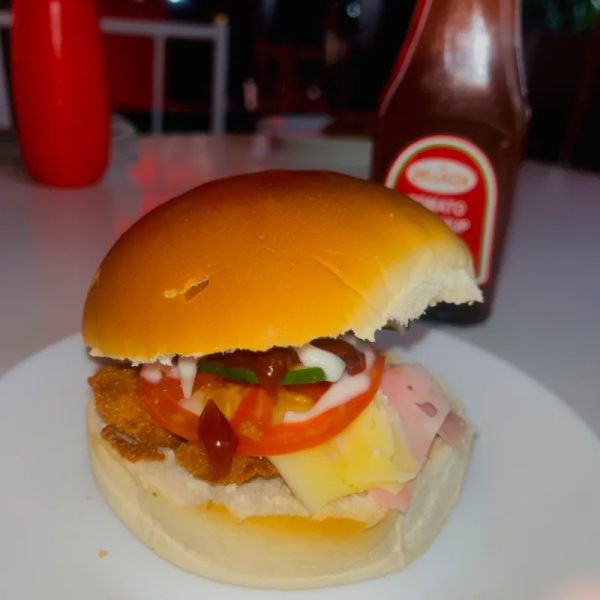 Pan con milanesa de cerdo queso y jamón