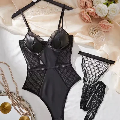 Body negro cuerina con medias de malla