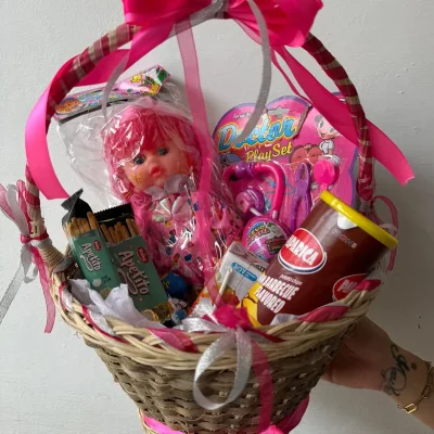 Cesta de confituras con juguetes para niña y niño