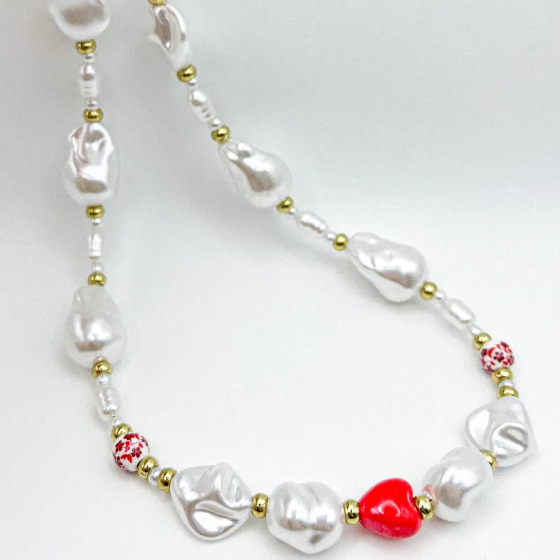 Collar de perlas artificiales y entrepiezas de porcelana y cerámica