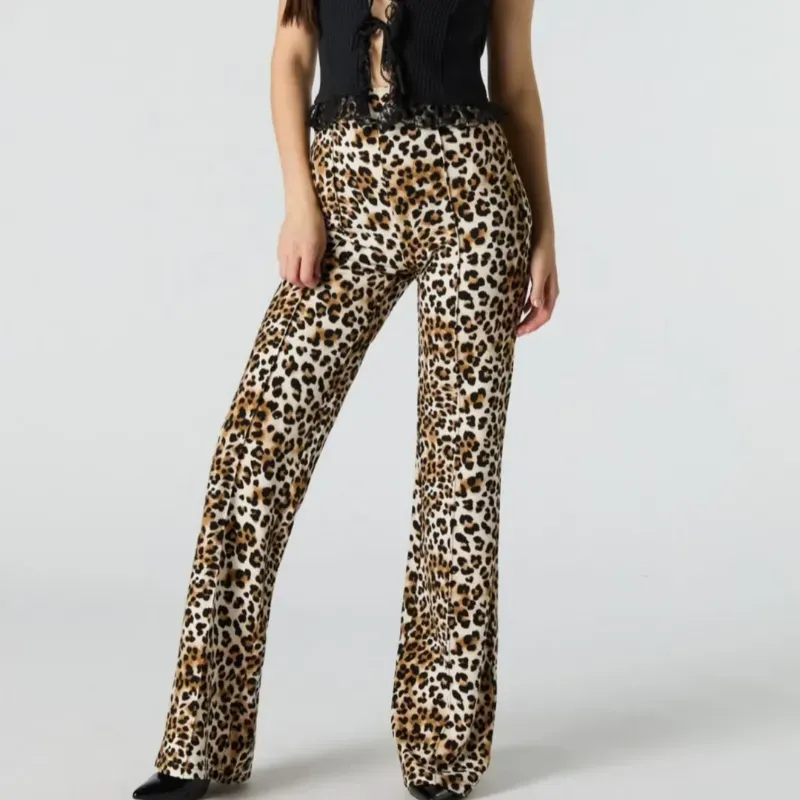 Pantalon de leopardo.