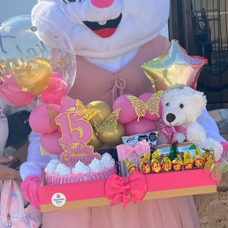 Alegría con pastel, dulces y perfume