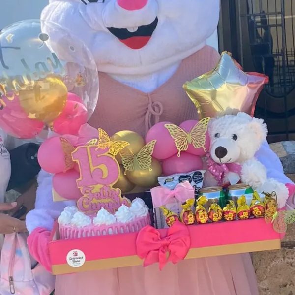 Alegría con pastel, dulces y perfume