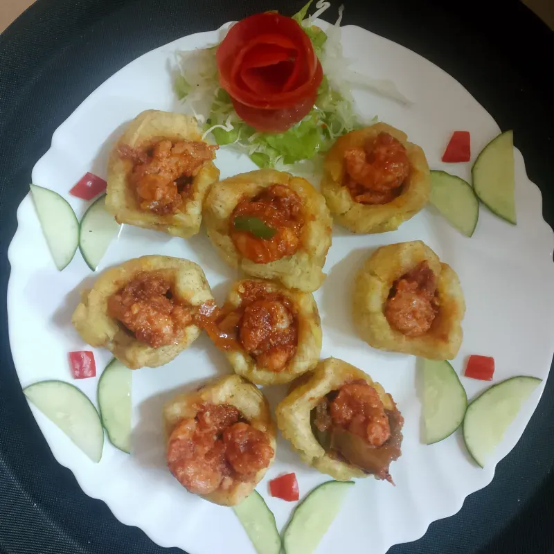 Tostones rellenos con enchilado de camarones