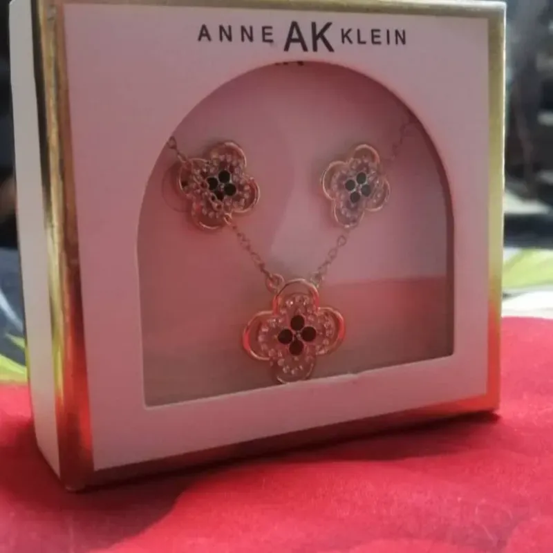 Cadena con pendientes enchapada en oro de la selección ANNE AK KLEIN
