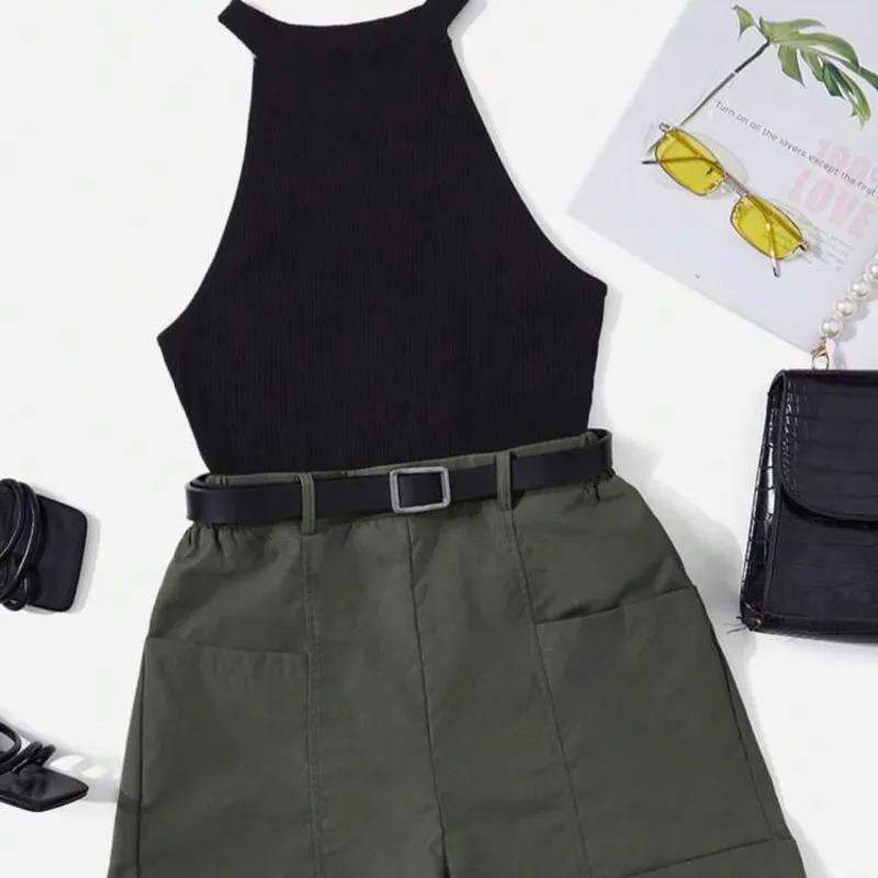 Conjunto de blusa negra con short verde