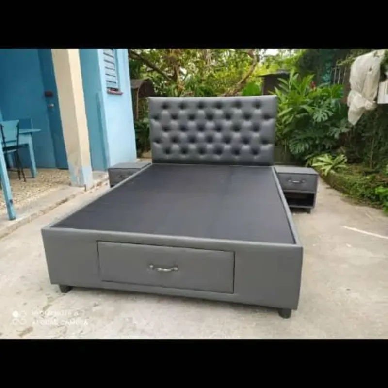 CAMA SIN PIELERA Y CON MESITAS