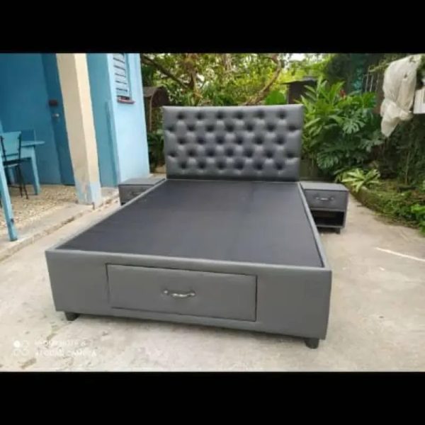 CAMA SIN PIELERA Y CON MESITAS