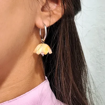 Argollas plateadas con Campanita amarilla