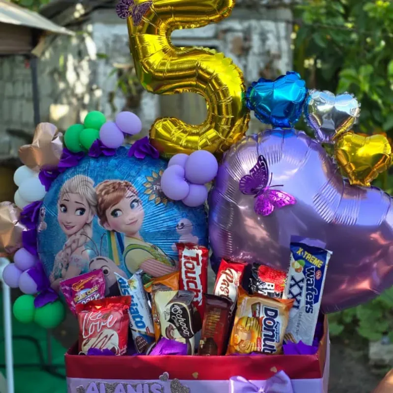Caja con globos y confituras para los más peques