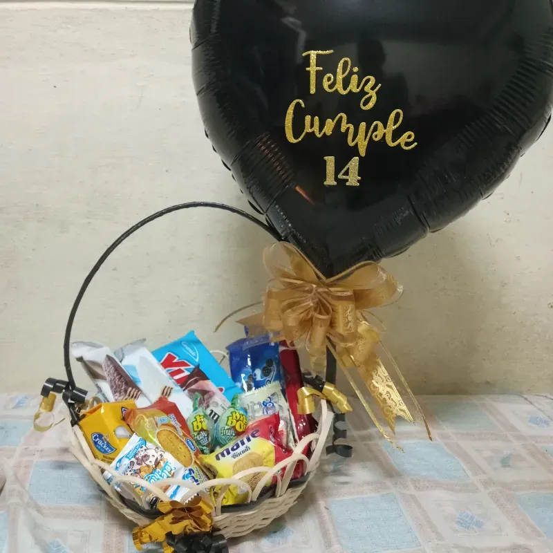 Cesta con confituras variadas