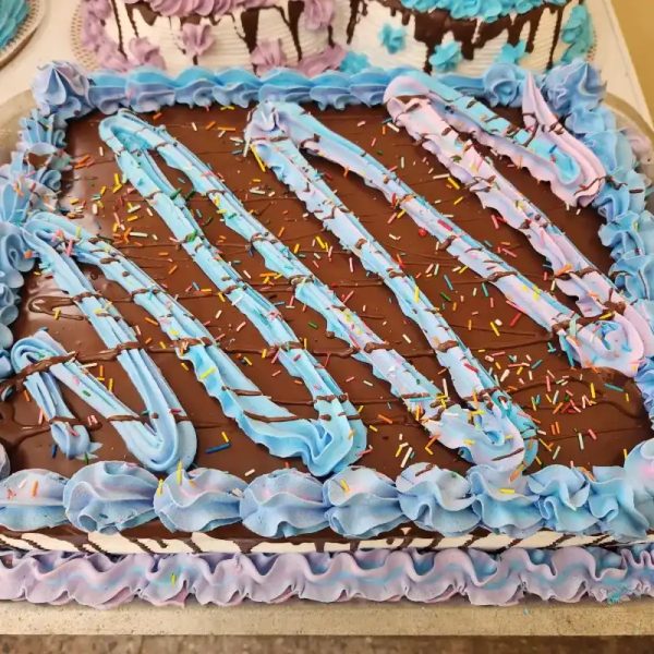 Cake tamaño bandeja con cobertura de chocolate