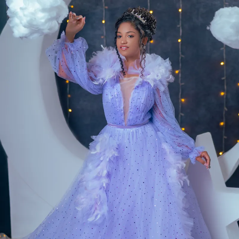 Traje malva de plumas