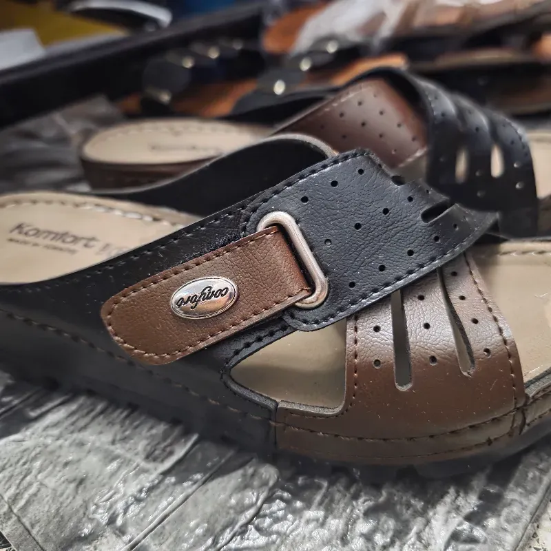 Sandalias con hebillas