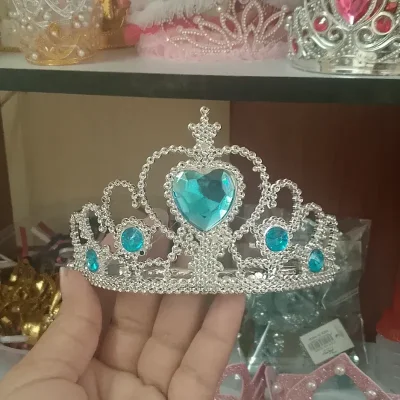 Corona plateada y azul corazón