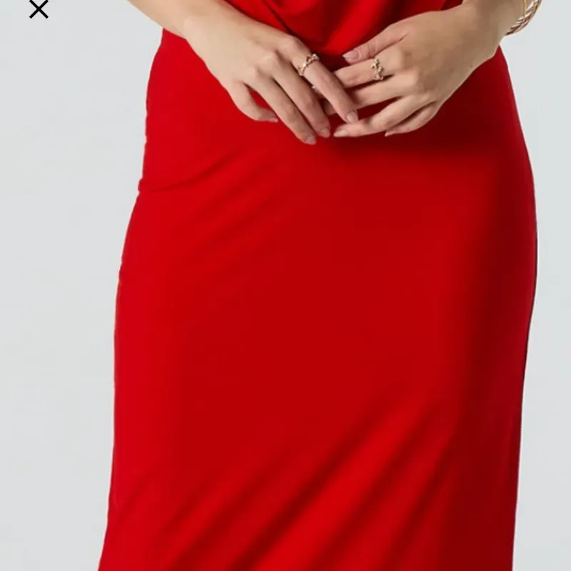 Falda larga roja.