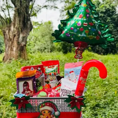 Canasta familiar exclusiva navideña  ( Surtida de diferentes tipos de bombones , tableta de chocolate , Peter temáticos con chocolate blanco , Peter, bastón de gomitas , papitas , panquesito , galleticas , chupa chupa