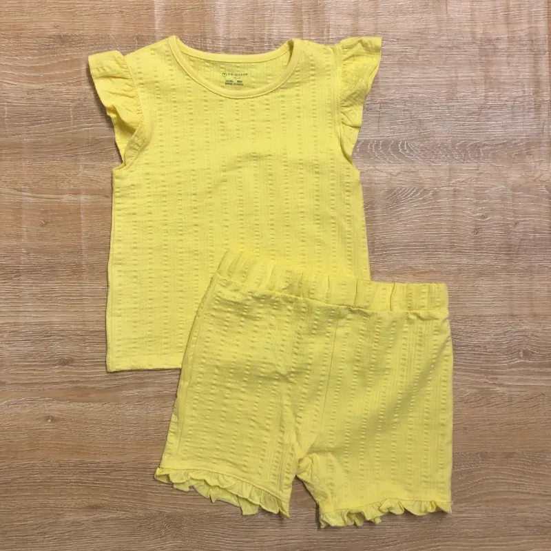 Conjunto color amarillo