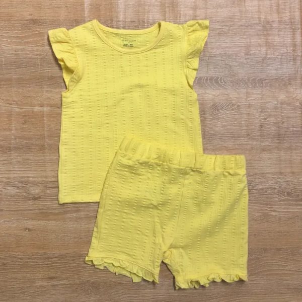 Conjunto color amarillo