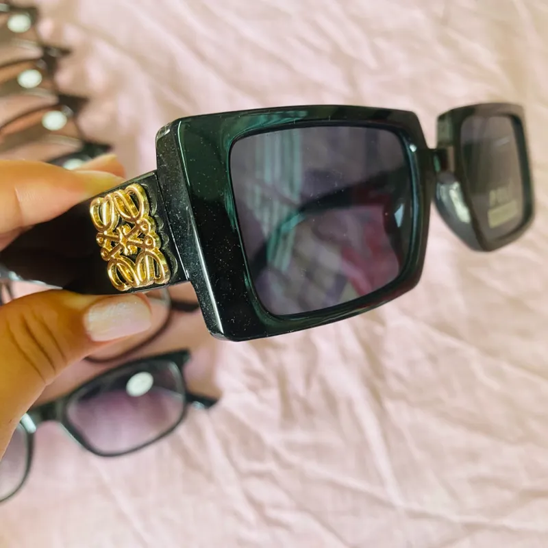 Gafas de sol con lentes oscuros y detalles en la armadura