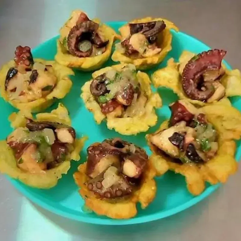 Tostones rellenos con pulpo