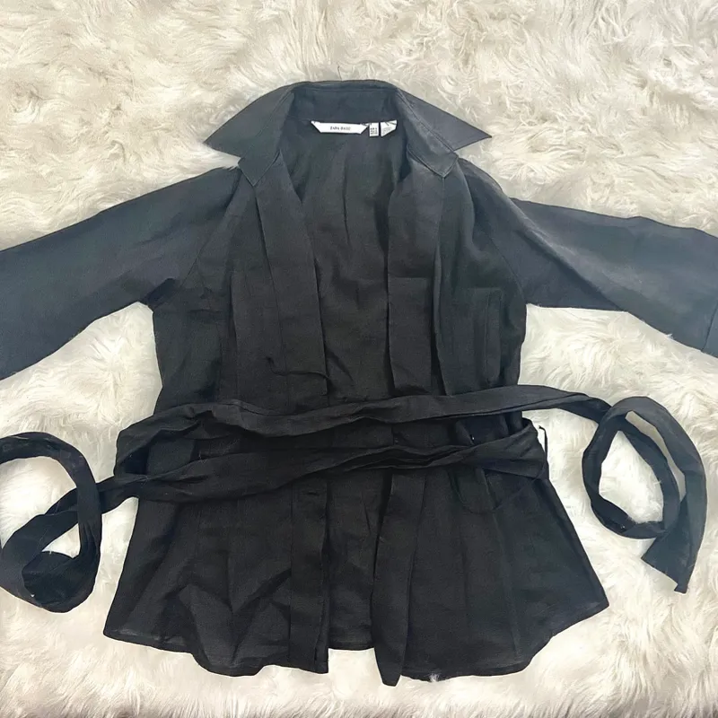 Blusa Negra de hilo tipo camisa.