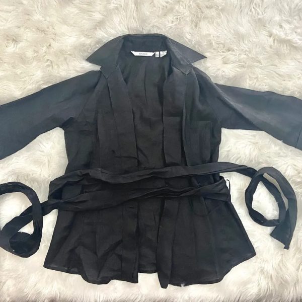 Blusa Negra de hilo tipo camisa.