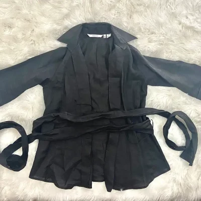 Blusa Negra de hilo tipo camisa.