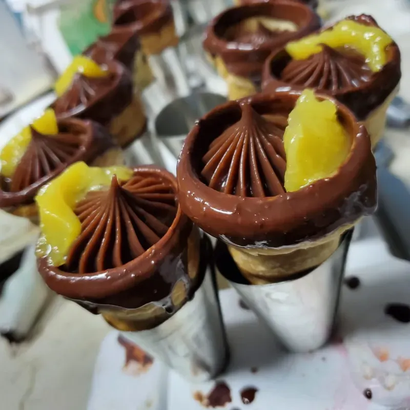 Conos rellenos de crema musselina