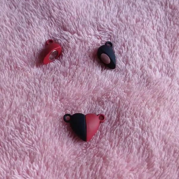 Corazón imantado negro y rojo