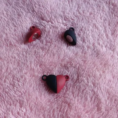 Corazón imantado negro y rojo