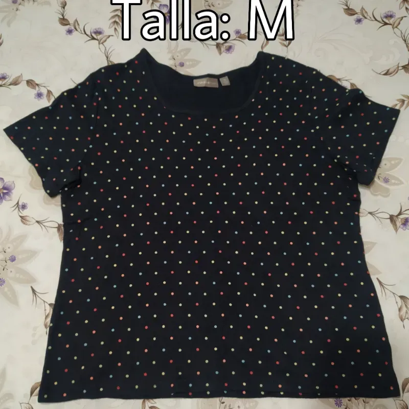 Pullover negro con círculos de colores