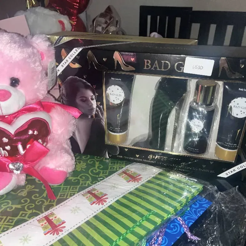 Peluche Con set de perfumes para mujeres