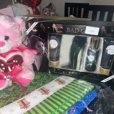 Peluche Con set de perfumes para mujeres