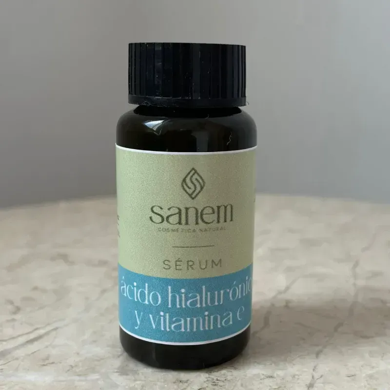 Sérum facial de ácido hialurónico y vitamina E