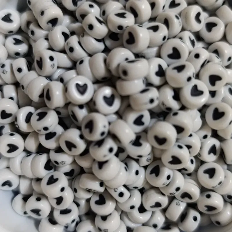 Cuentas blancas con corazón negro 