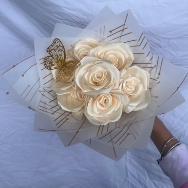 Ramo de 7 rosas color crema