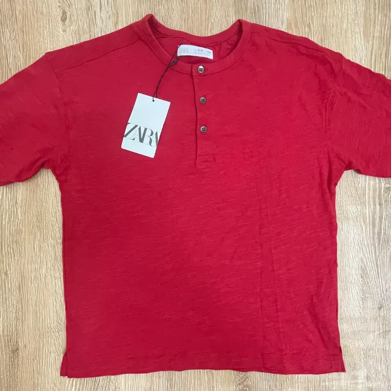 Pulóver con botones color rojo