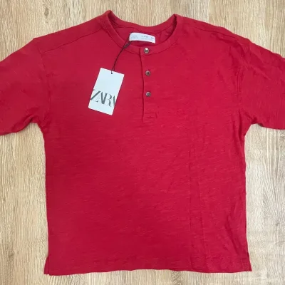 Pulóver con botones color rojo