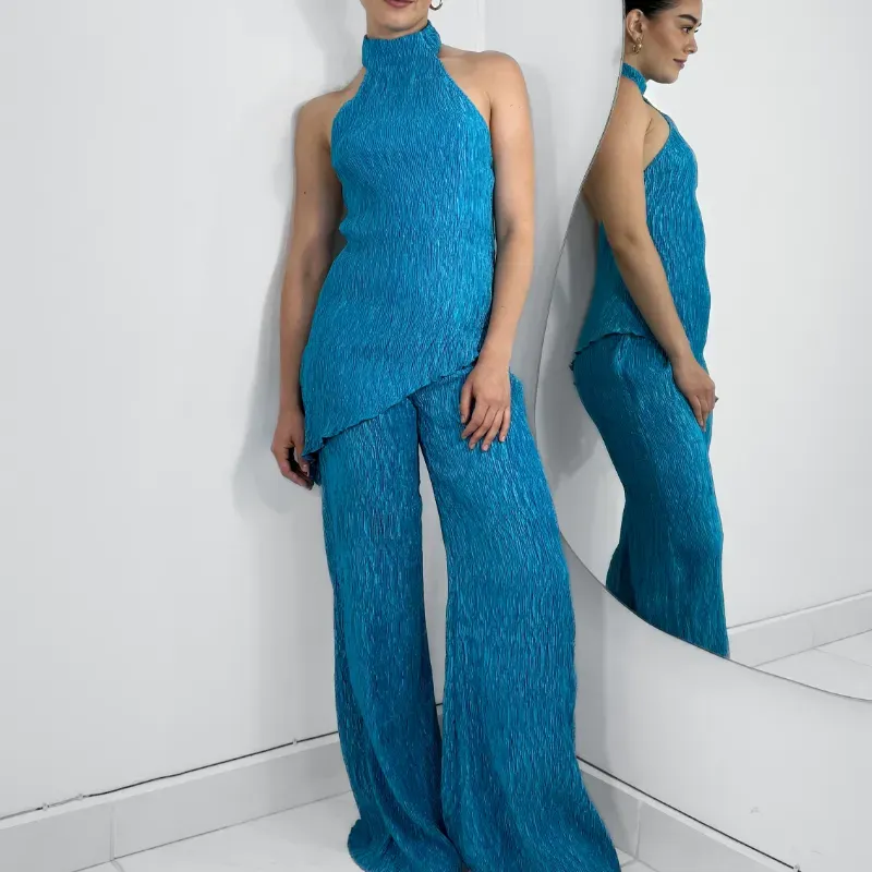 Conjunto azul de blusa asimetrica y pantaloneta