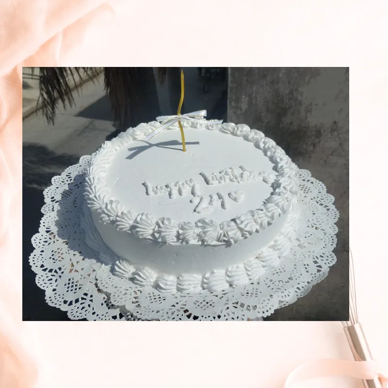 Cake decorado en chantilly o nata. 30 cm