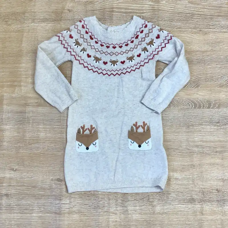 Vestido con renos y corazones