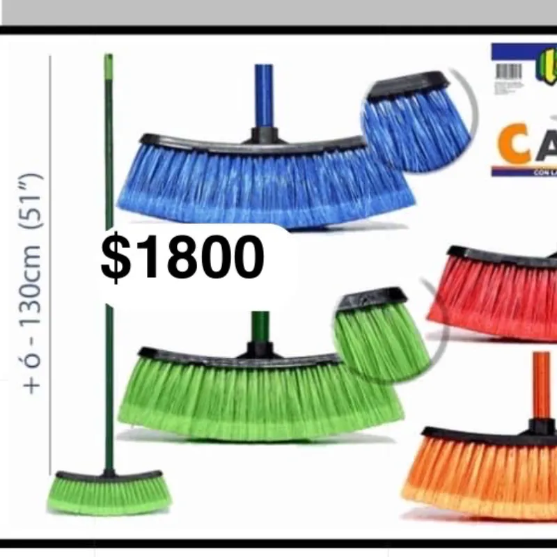 Escoba con su palo de madera