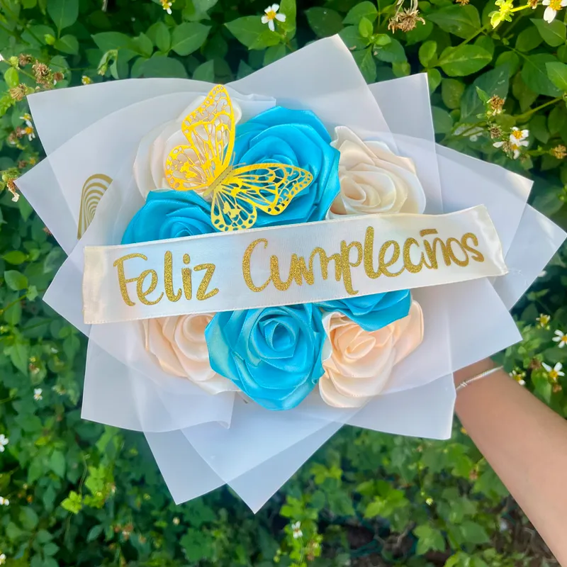 Ramo de 8 rosas azules y crema con banda personalizada