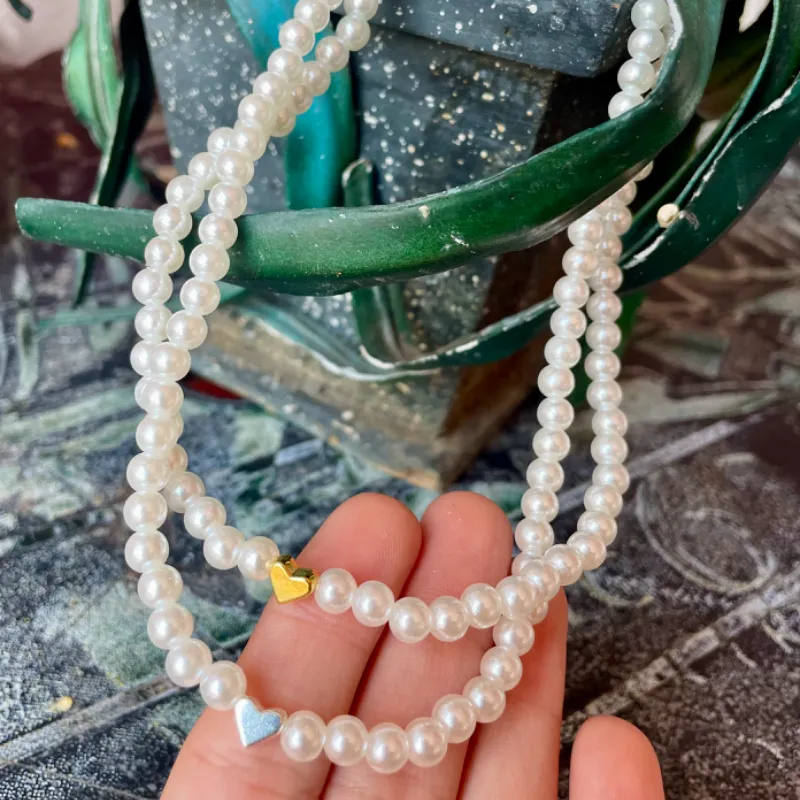 Collar de perlas blancas con corazón